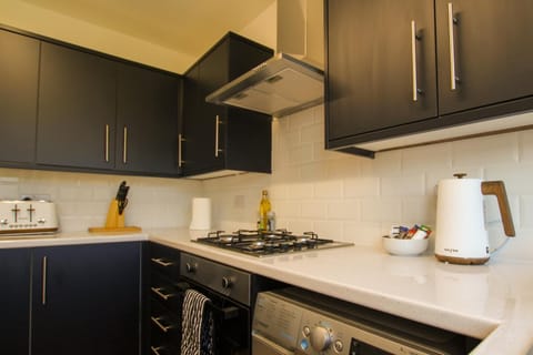 Coffee/tea facilities, Kitchen or kitchenette, dishwasher, stove, toaster