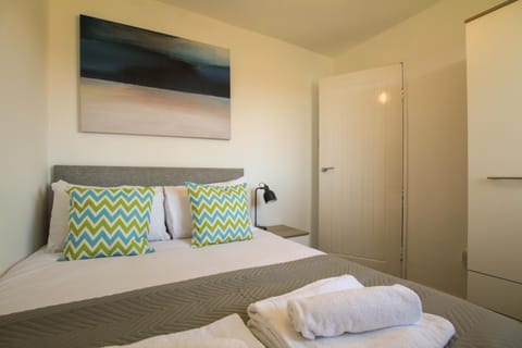 Bed, Photo of the whole room, Bedroom, internet, wardrobe