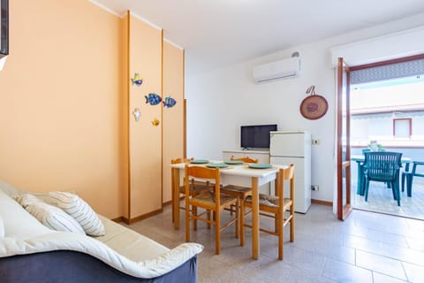 Communal lounge/ TV room, Living room, Seating area, Dining area, air conditioner