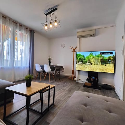 Communal lounge/ TV room, TV and multimedia, Living room, Seating area, Dining area, air conditioner