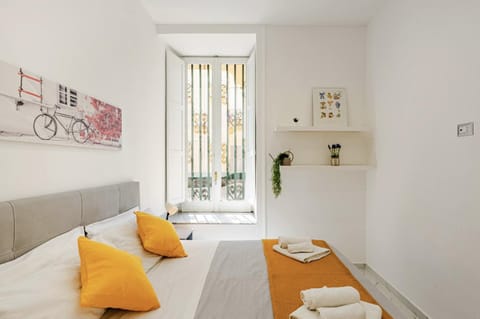 Bed, Living room, Photo of the whole room, Seating area, Bedroom, towels