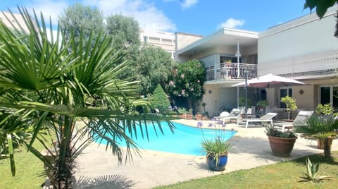 Property building, Patio, Garden, Garden view, Swimming pool, Swimming pool, sunbed
