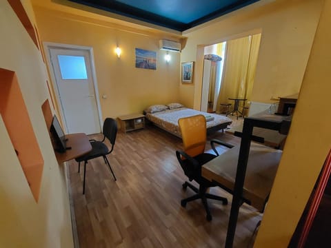 Bed, Photo of the whole room, Seating area, Dining area