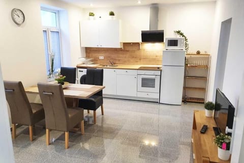 Kitchen or kitchenette, Dining area, oven, toaster