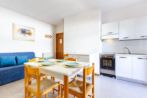 Living room, Dining area, oven, stove