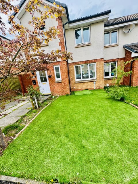 Property building, Facade/entrance, Garden, Garden view
