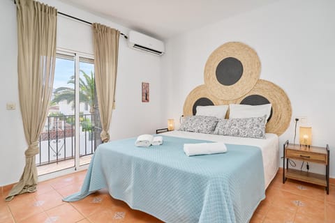 Bed, Balcony/Terrace, Bedroom, towels, air conditioner