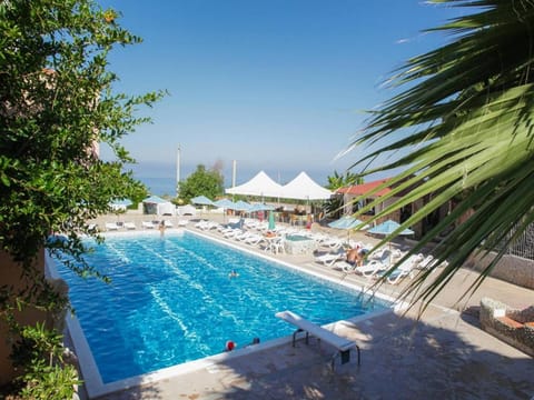 Day, People, Swimming pool, sunbed