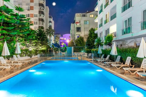 Night, Swimming pool, sunbed