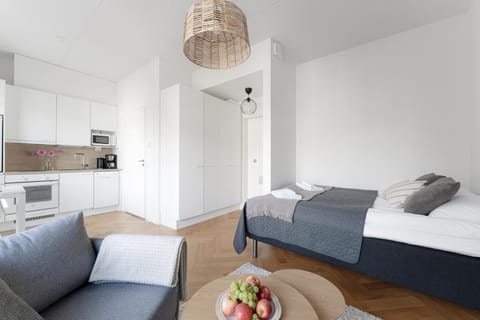 Photo of the whole room, Dining area, oven