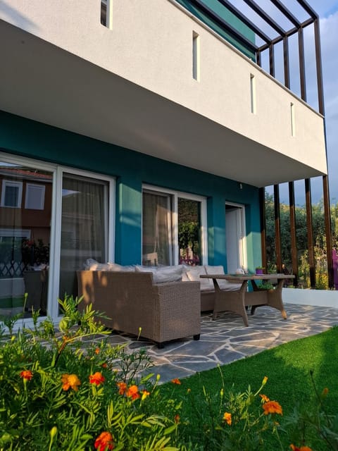 Property building, Patio, Spring, Day, Garden, Living room, Seating area, Garden view