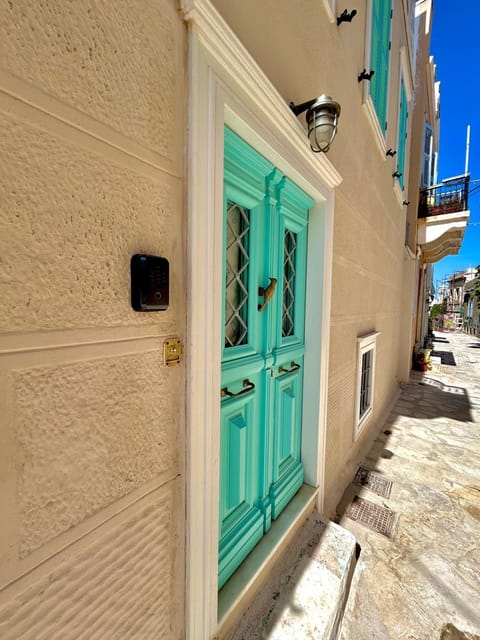 Property building, Facade/entrance, Day, Neighbourhood, Street view