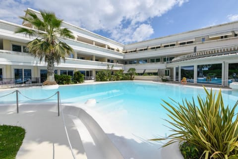 Day, Swimming pool, sunbed