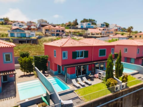 Property building, Pool view, Street view, Swimming pool, Location, sunbed