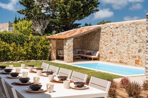 Patio, Natural landscape, Garden, Food and drinks, Dining area, Garden view, Swimming pool, sunbed