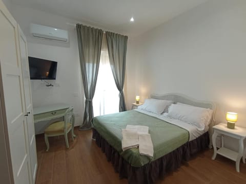 Bed, TV and multimedia, Balcony/Terrace, Photo of the whole room, Bedroom, towels, wardrobe, air conditioner