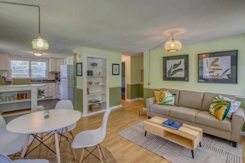 TV and multimedia, Seating area, Dining area
