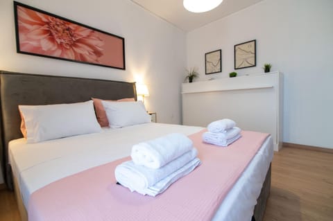Bed, Photo of the whole room, Bedroom, towels