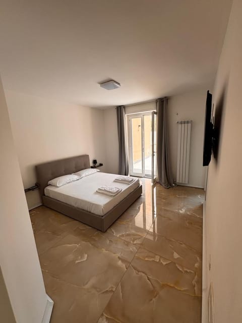 Bed, TV and multimedia, Photo of the whole room, Bedroom, towels