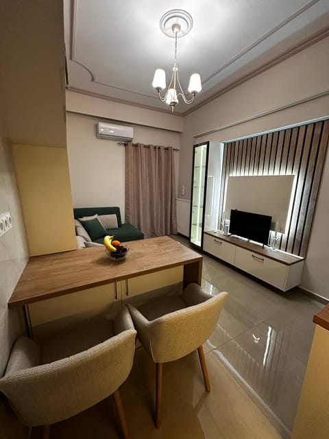 TV and multimedia, Kitchen or kitchenette, Living room, Seating area, Dining area, air conditioner