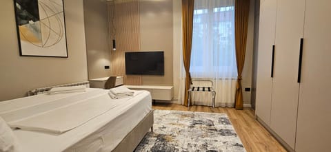 Bed, TV and multimedia, Photo of the whole room, Evening entertainment, Bedroom, towels