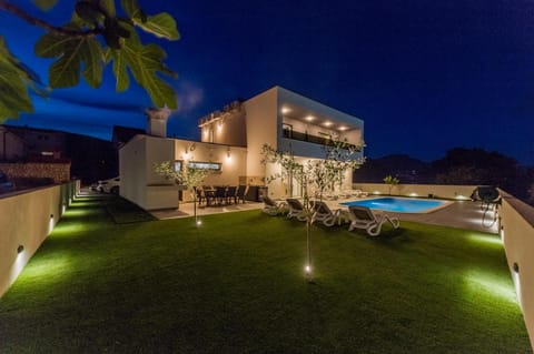 Property building, Patio, Night, Garden, Garden view, Pool view, Swimming pool, sunbed