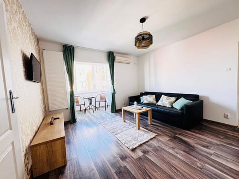 TV and multimedia, Living room, Seating area, air conditioner