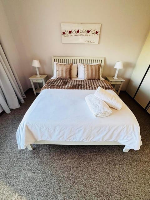 Bedroom, internet, towels