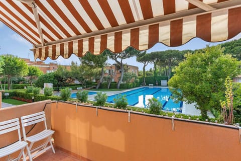 Patio, Day, Natural landscape, Garden, Balcony/Terrace, Garden view, Pool view, Swimming pool, sunbed