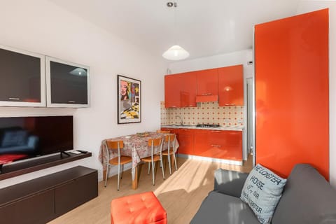 TV and multimedia, Kitchen or kitchenette, Living room, Seating area, Dining area