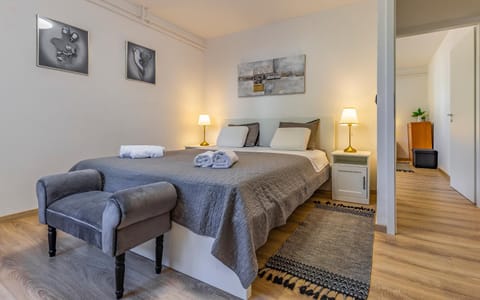 Bed, Seating area, Bedroom