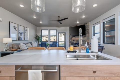 Mayflower Lakeside Retreat House in Jordanelle Reservoir