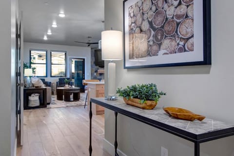 Mayflower Lakeside Retreat House in Jordanelle Reservoir