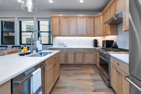 Mayflower Lakeside Retreat House in Jordanelle Reservoir