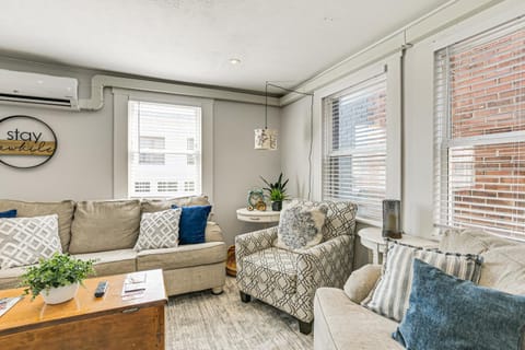 2 Mi to Ark Encounter Condo on Main Street! Apartment in Williamstown