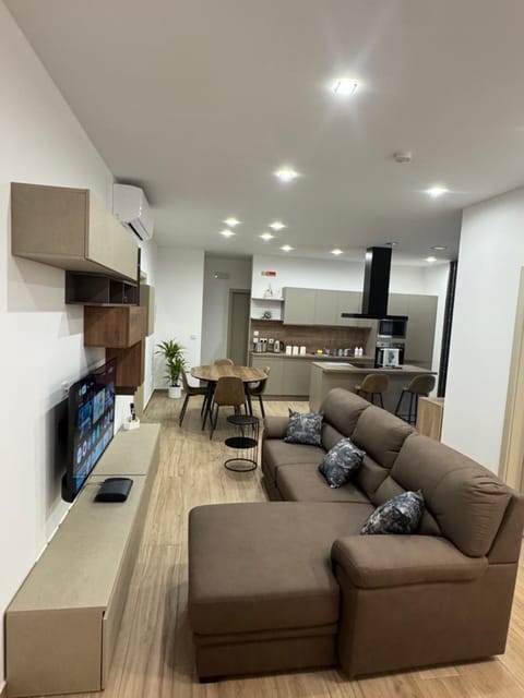 TV and multimedia, Living room, Decorative detail, Seating area, air conditioner