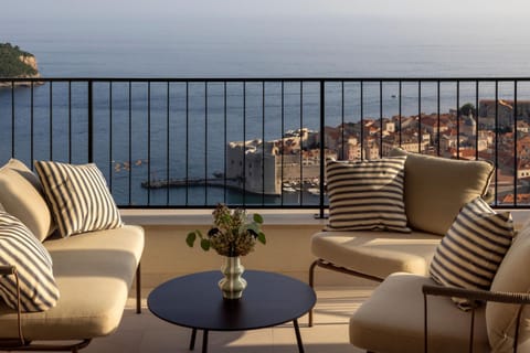 Natural landscape, View (from property/room), Balcony/Terrace, Seating area, Sea view