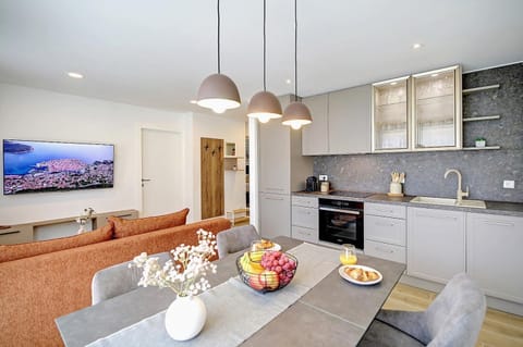 TV and multimedia, Coffee/tea facilities, Kitchen or kitchenette, Living room, Dining area, stove
