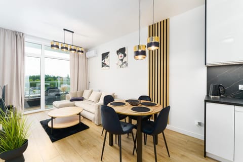 TV and multimedia, Kitchen or kitchenette, Living room, Seating area, Dining area