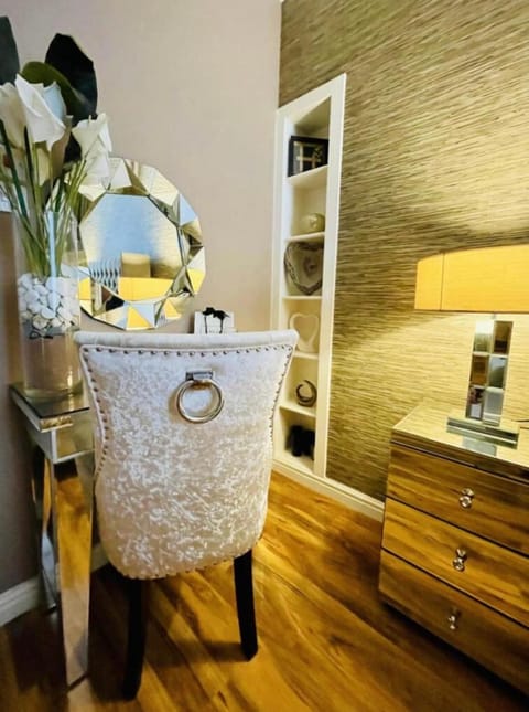 Isle Be Back-Ground Floor Flat Apartment in England