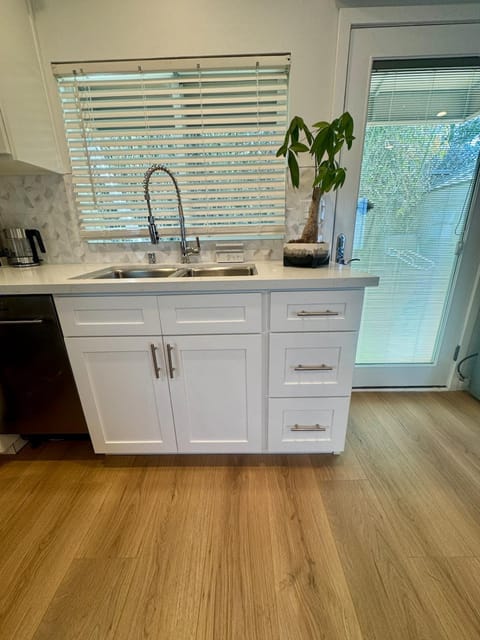 PRIVATE modern studio Guesthouse Bed and Breakfast in Beverly Hills