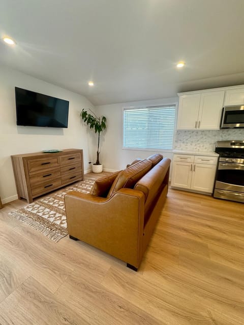 PRIVATE modern studio Guesthouse Bed and Breakfast in Beverly Hills