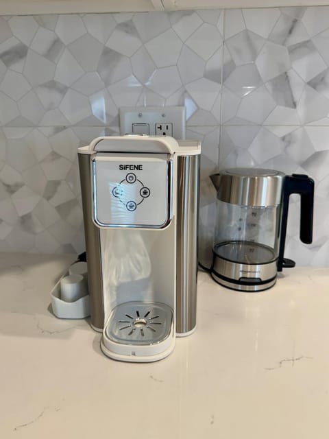 PRIVATE modern studio Guesthouse Bed and Breakfast in Beverly Hills