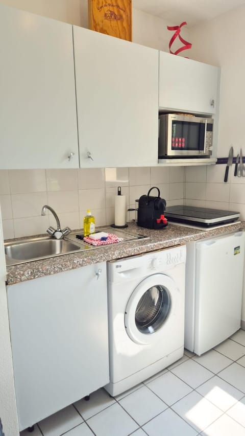 Kitchen or kitchenette, stove, washing machine