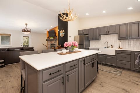 Pet Friendly, 4 Bedrooms Plus Game Room, Easy Walk to Lake Granby & Beacon Landing Marina House in Rocky Mountain National Park