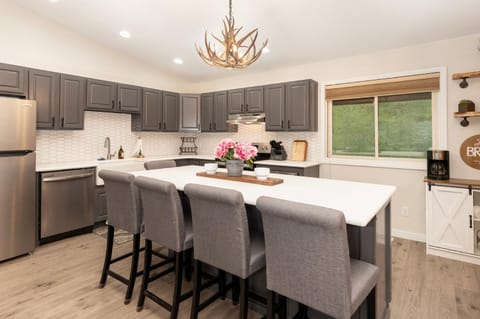 Pet Friendly, 4 Bedrooms Plus Game Room, Easy Walk to Lake Granby & Beacon Landing Marina House in Rocky Mountain National Park