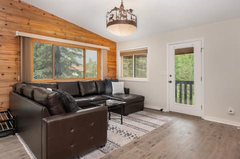 Pet Friendly, 4 Bedrooms Plus Game Room, Easy Walk to Lake Granby & Beacon Landing Marina House in Rocky Mountain National Park