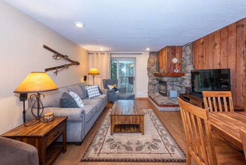 Beaver Village 1712 - Nicely Updated, 2 Queens Plus 2 Twins, Pool, Hot Tubs, Sauna Apartment in Fraser