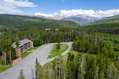 Beaver Village 1712 - Nicely Updated, 2 Queens Plus 2 Twins, Pool, Hot Tubs, Sauna Apartment in Fraser