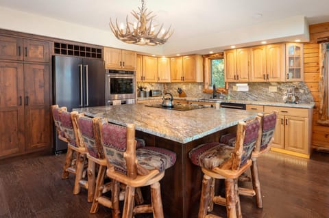 Outdoor Dining and Firepit, Pet Friendly, Breathtaking Views, High End Cabin Cabin in Rocky Mountain National Park